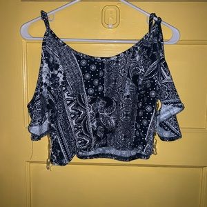 never worn blue and white pattern crop top